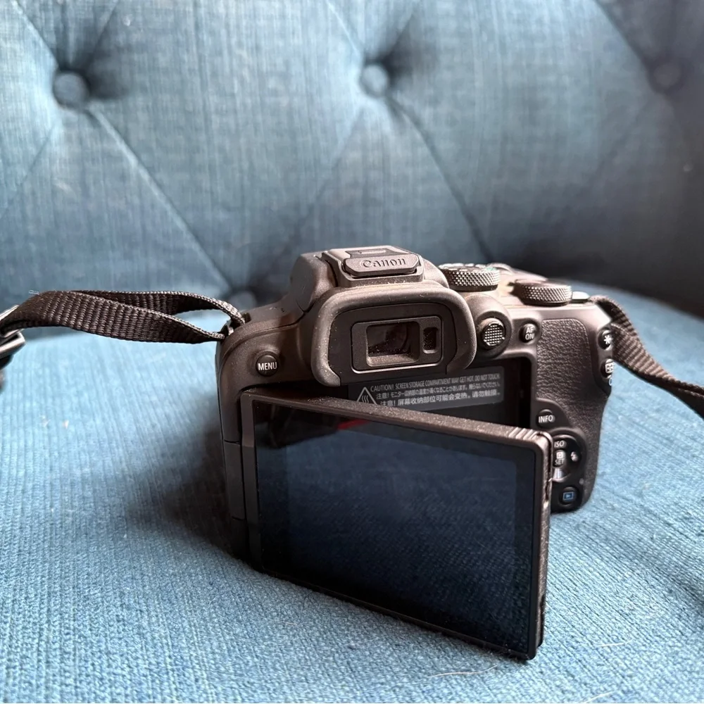 LIKE NEW: Canon EOS R10 Mirrorless Camera with 2 lenses, 18-24mm and 50mm